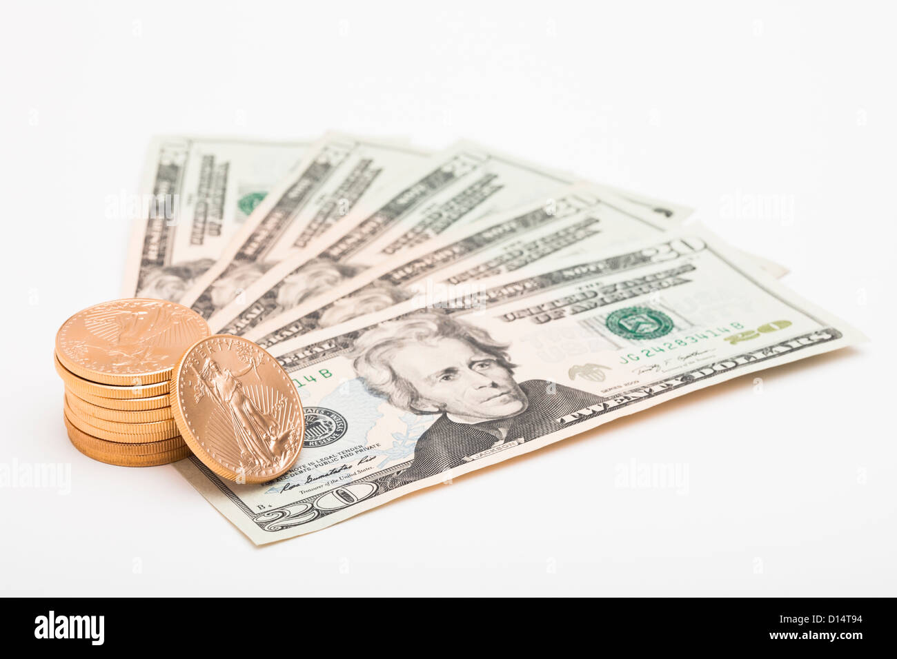 Studio shot di fatture del dollaro e delle monete metalliche in euro Foto Stock