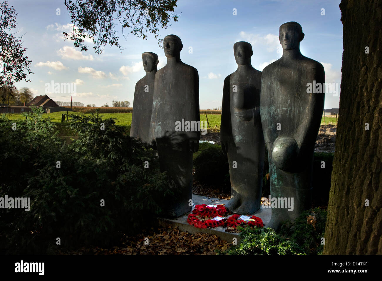 WW1 gruppo scultoreo Trauernde Soldaten a Langemark tedesco la seconda guerra mondiale un cimitero Alter Friedhof, Fiandre Occidentali, Belgio Foto Stock