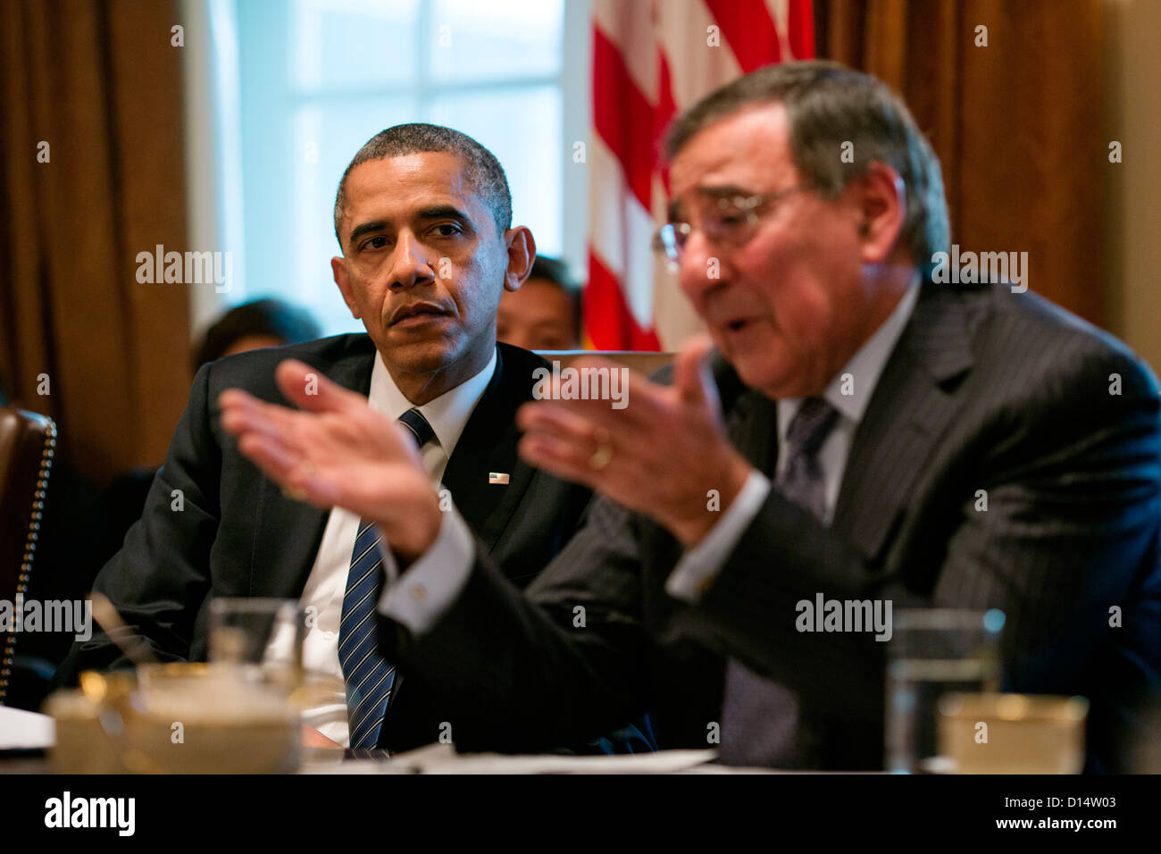 Il Presidente Usa Barack Obama ascolta come segretario alla difesa Leon Panetta parla nel corso di una riunione del gabinetto nel Cabinet Room della casa bianca Novembre 28, 2012 a Washington, DC. Foto Stock