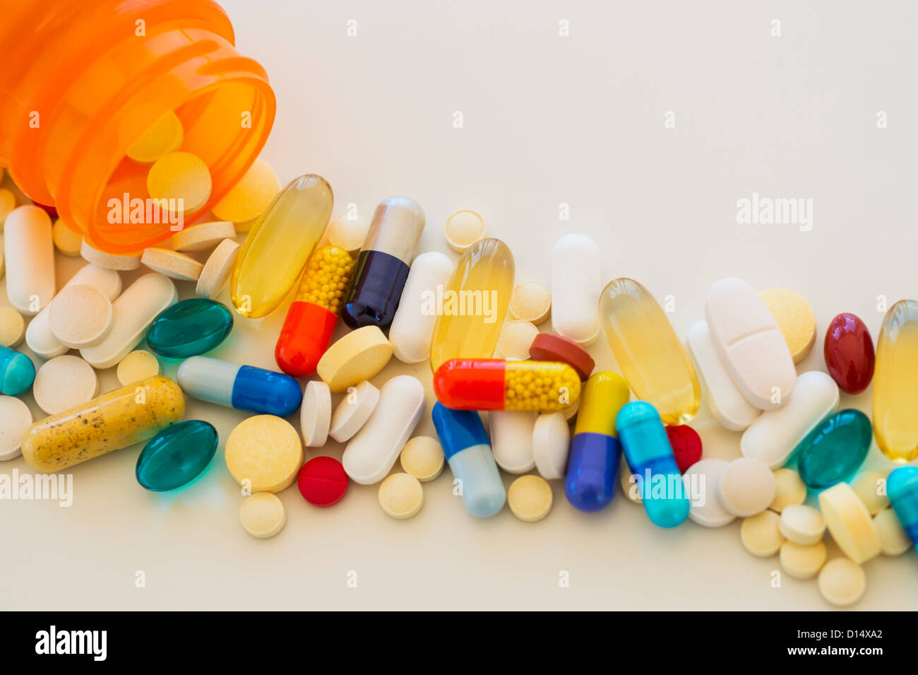 Pillole colorate su sfondo bianco Foto Stock