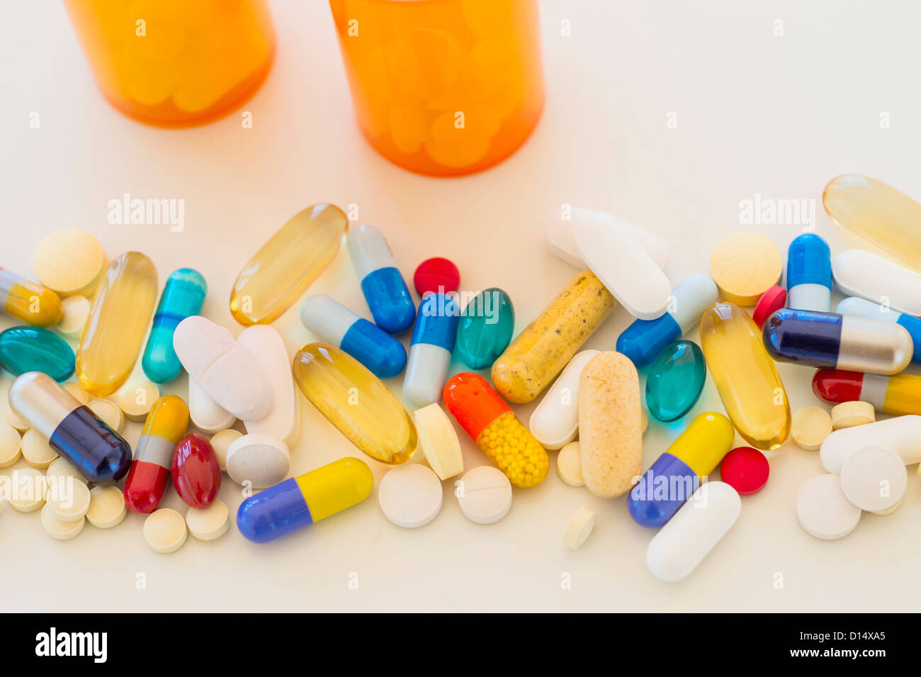 Pillole colorate su sfondo bianco Foto Stock