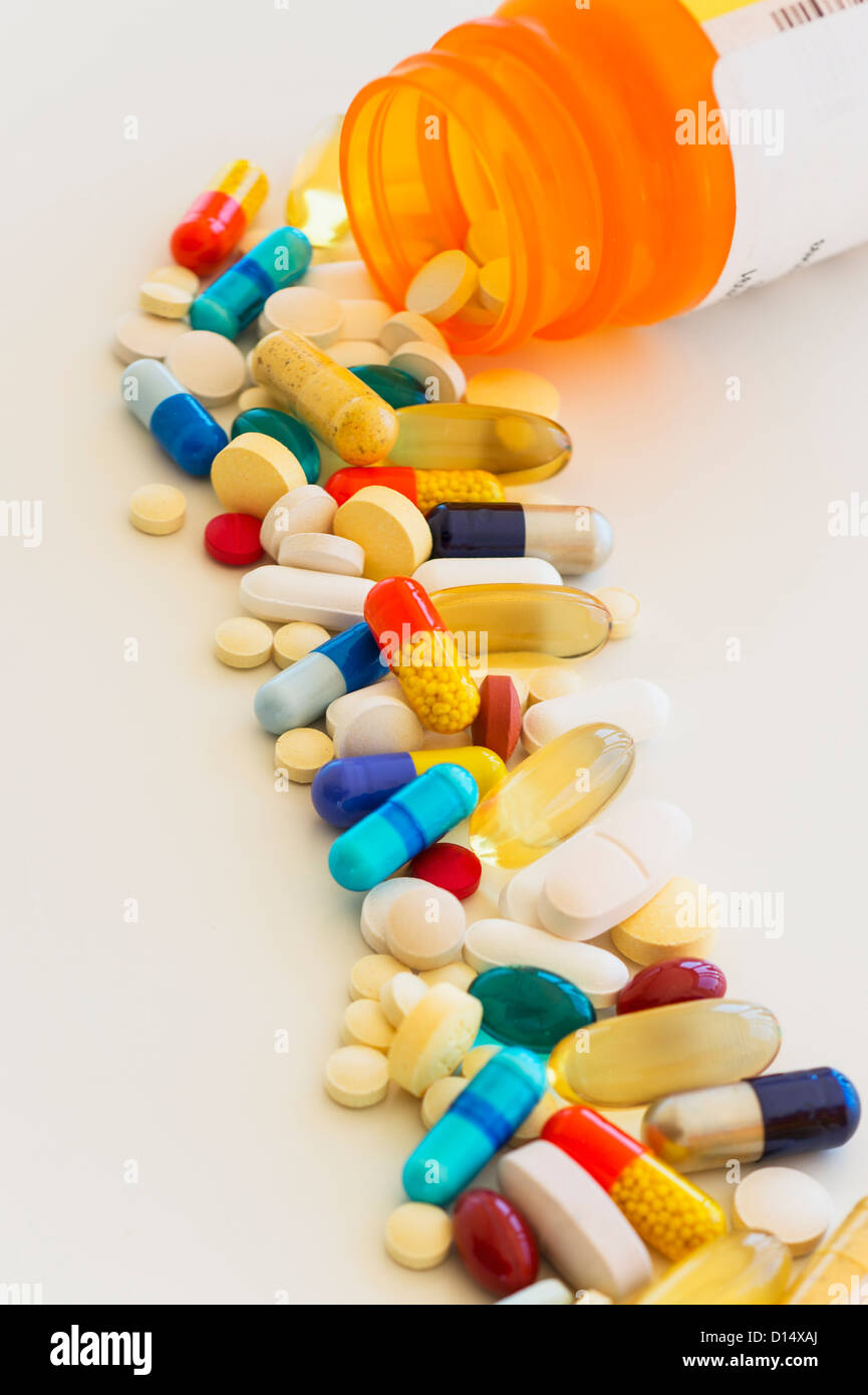 Pillole colorate su sfondo bianco Foto Stock