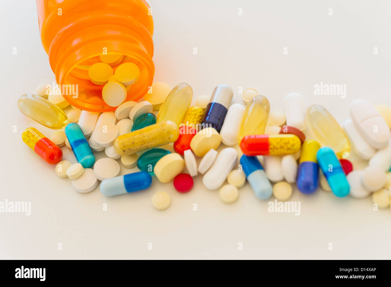 Pillole colorate su sfondo bianco Foto Stock