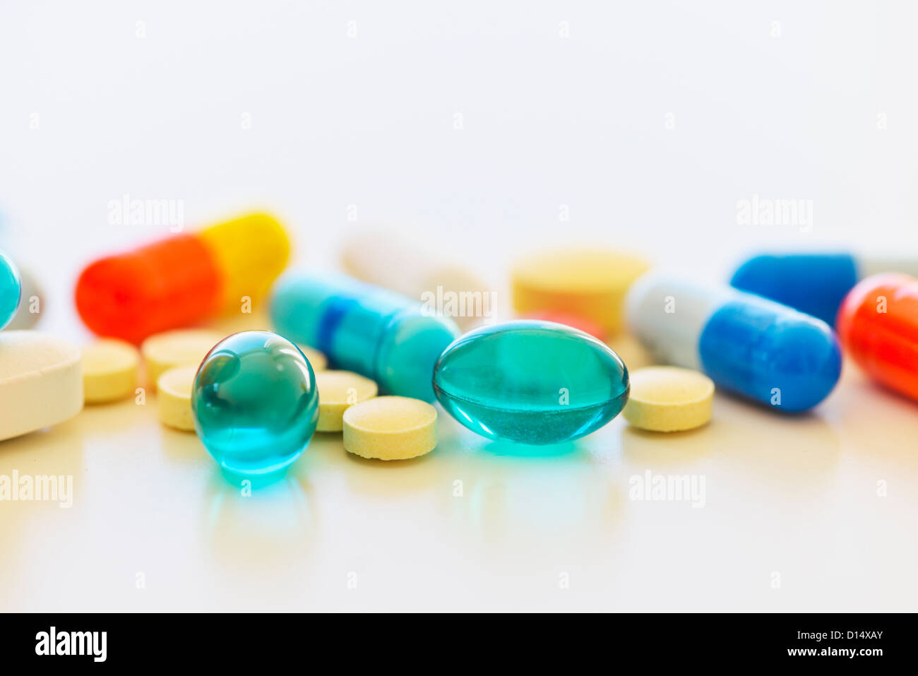 Pillole colorate su sfondo bianco Foto Stock