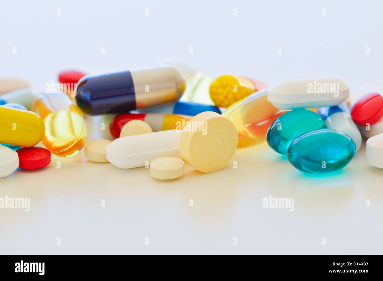 Pillole colorate su sfondo bianco Foto Stock