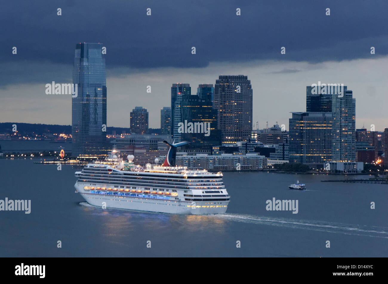 Vista dall'Hotel Standard di Jersey, Fiume Hudson, la nave di crociera, New York Foto Stock