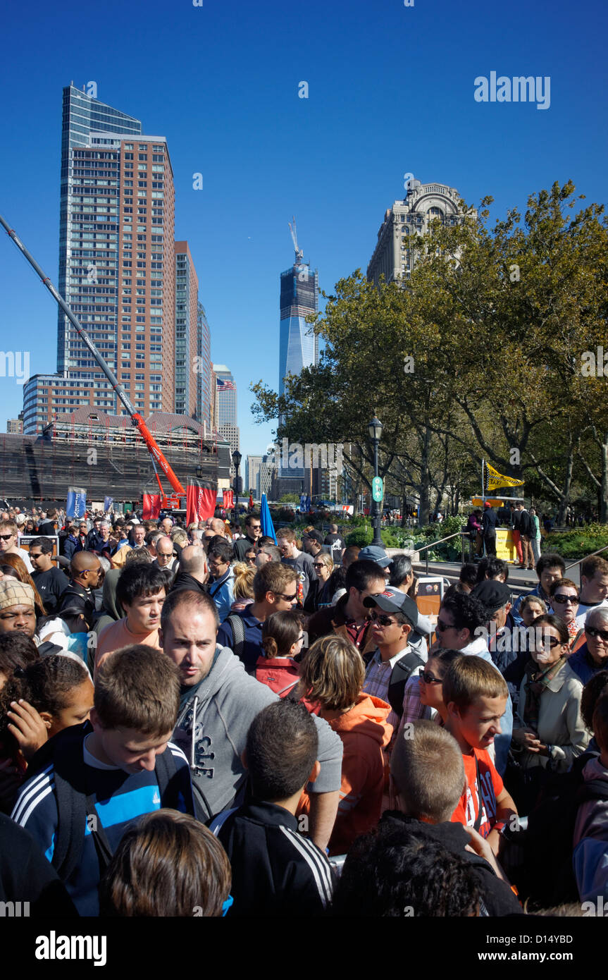 Folla in attesa per la Liberty Island Ferry, Battery Park New York City Foto Stock