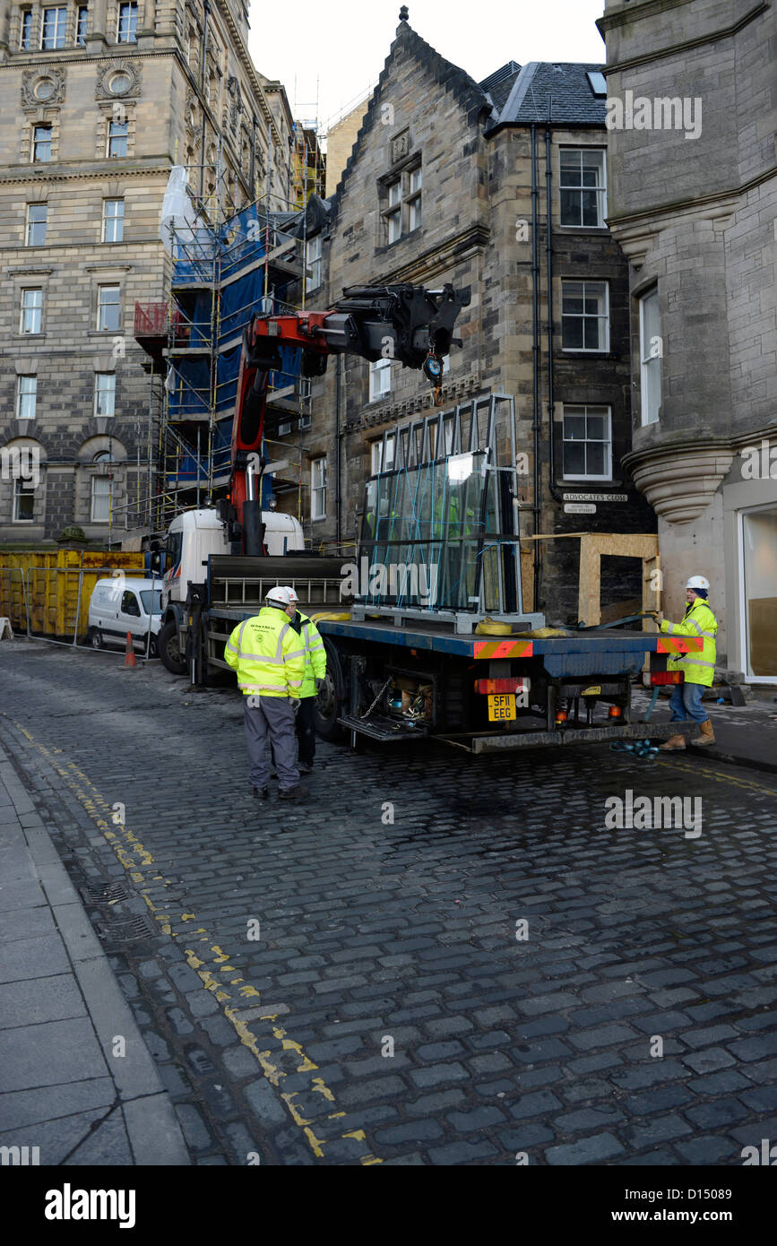 Lo scarico di nuovo Windows per i nuovi hotel a Avvocati vicino, vicino alla High Street, Edimburgo, Scozia Foto Stock