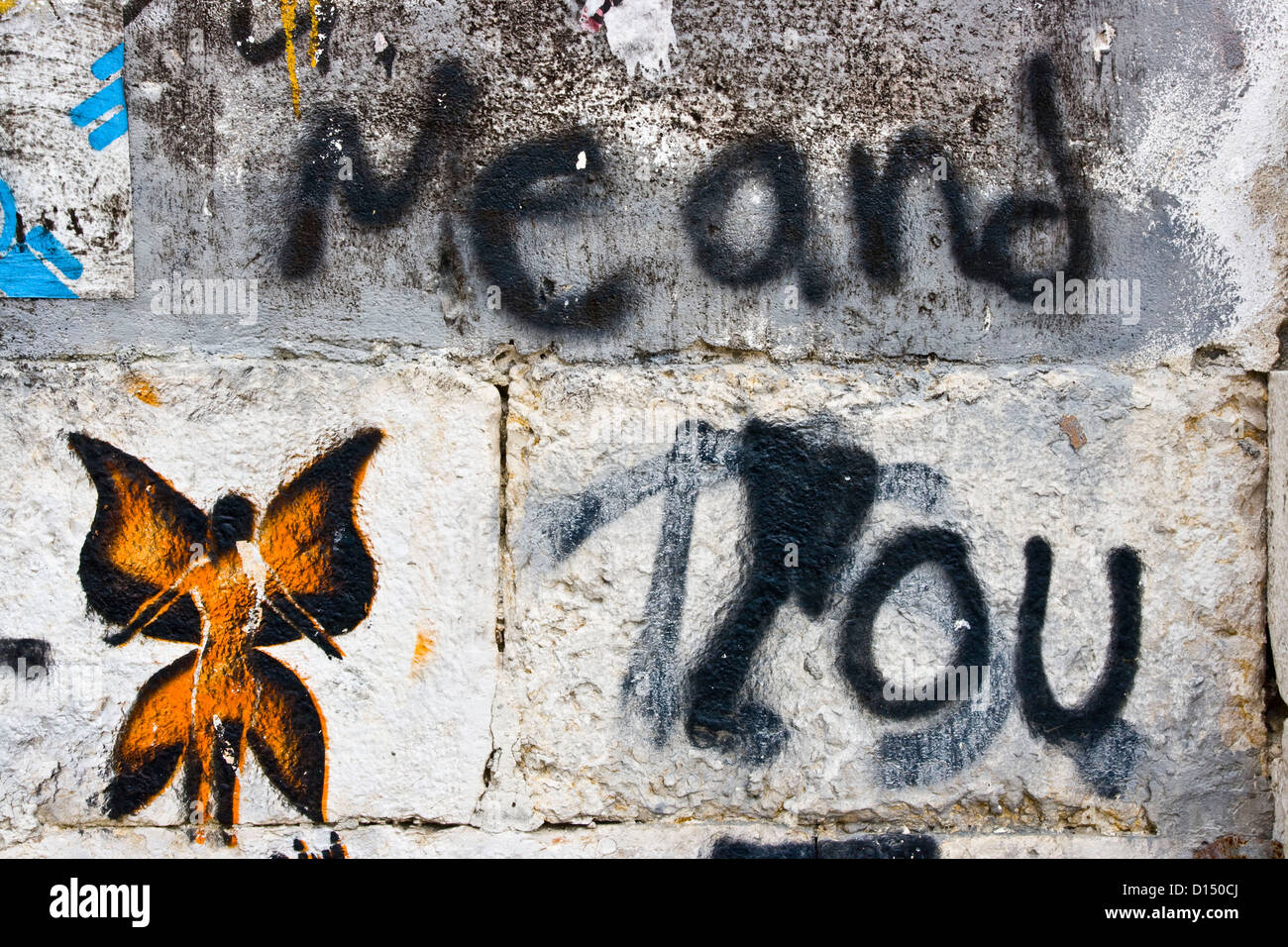 Urban graffiti street art messaggio sul muro della casa abbandonata Lisbona Portogallo Europa Foto Stock