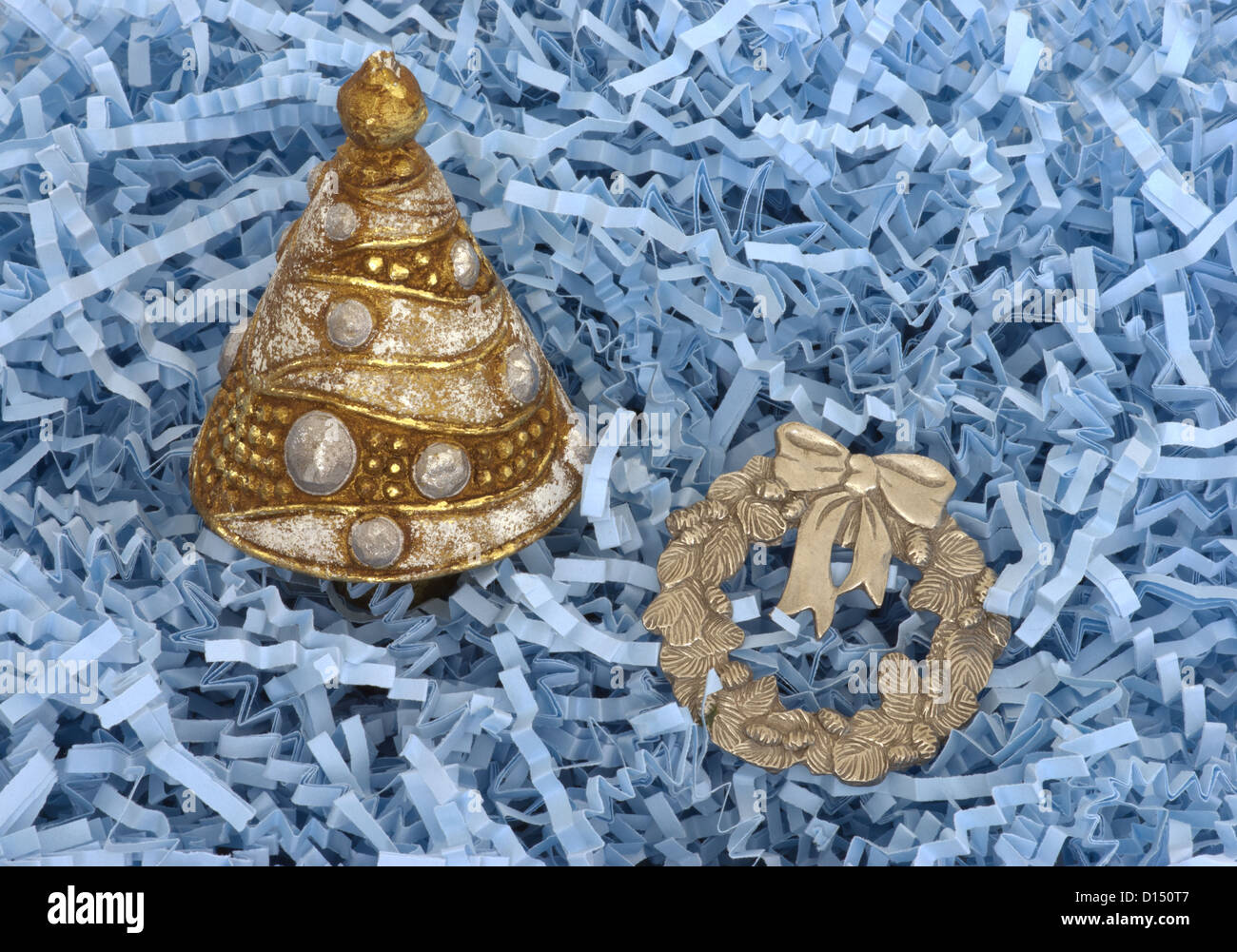 Corona di albero di Natale e peltro con sfondo di carta blu e spazio per il messaggio. Foto Stock