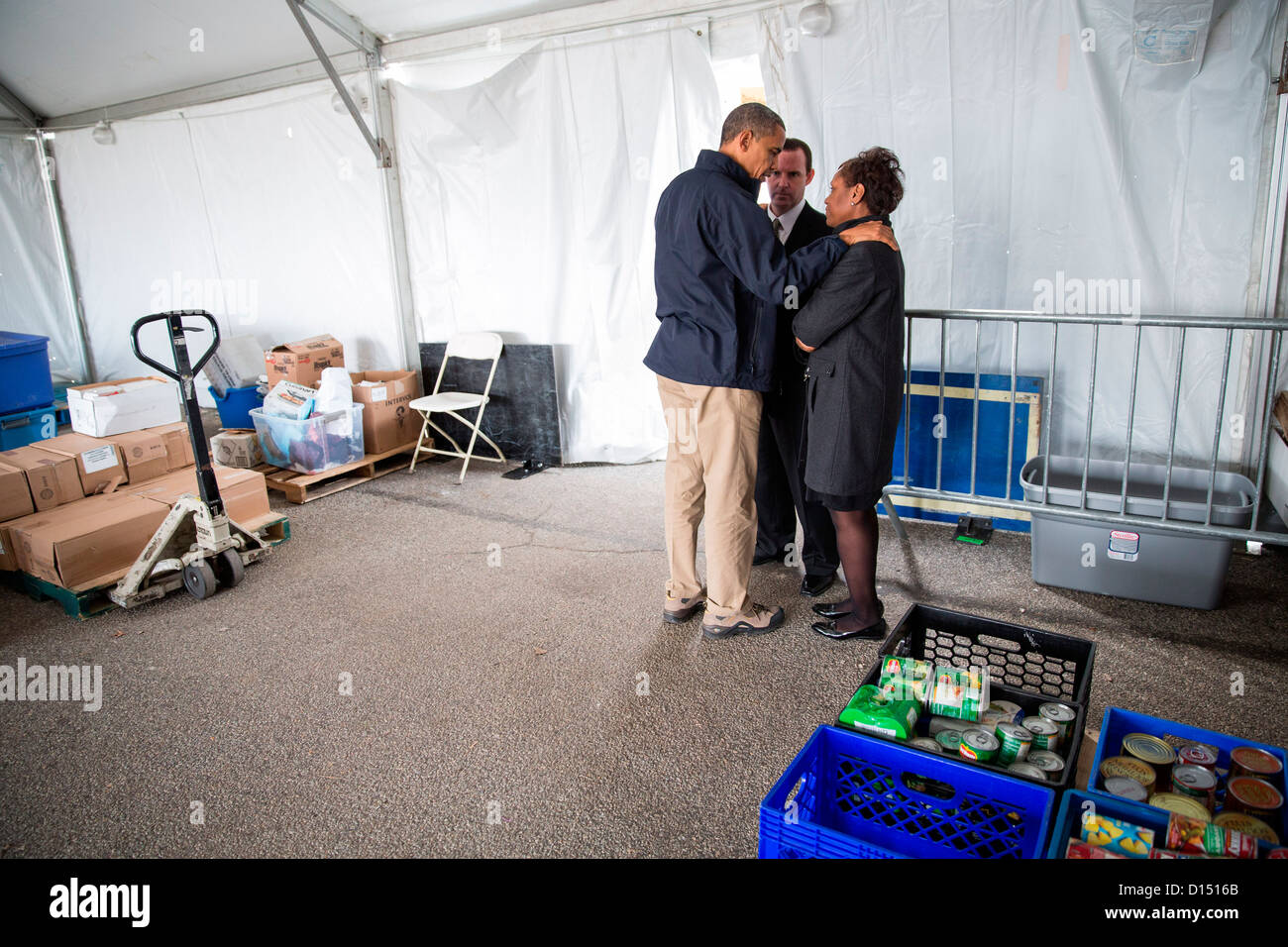 Il Presidente Usa Barack Obama incontra privatamente con Damien e Glenda Moore a FEMA Disaster Recovery Center tenda Novembre 15, 2012 a Staten Island, New York. Il Moore's due bambini piccoli, Brandon e Connor, morì dopo essere stato spazzato via durante l uragano di sabbia. Foto Stock
