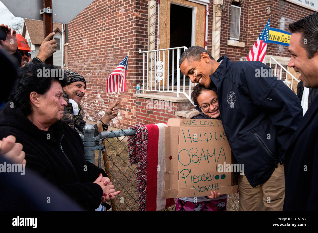 Il Presidente Usa Barack Obama saluta i residenti su Cedar Grove Avenue durante un tour a piedi di uragano tempesta di sabbia danno Novembre 15, 2012 a Staten Island, New York. Foto Stock