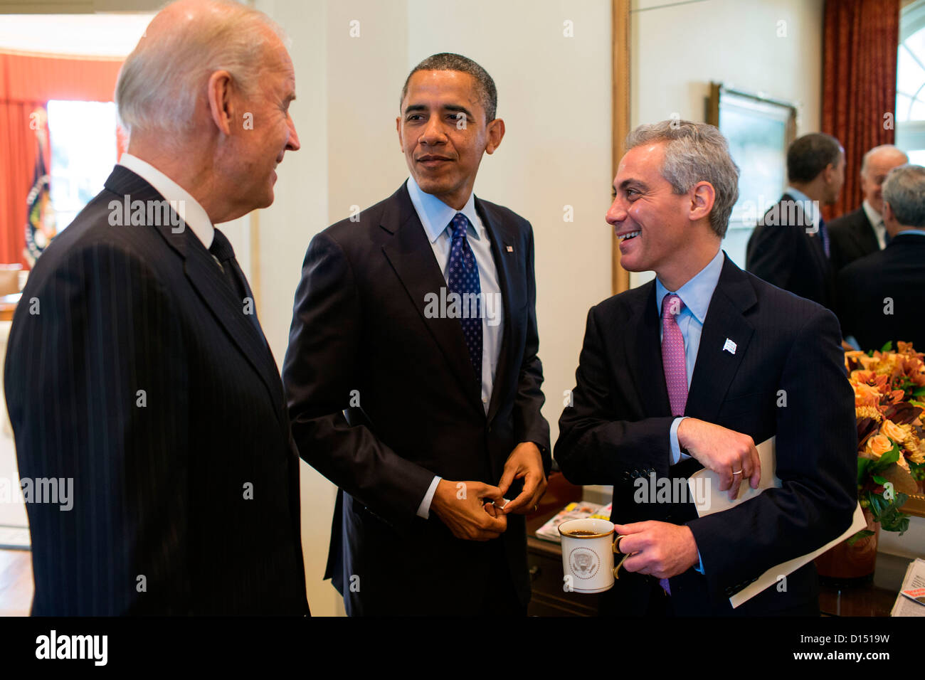 Il Presidente Usa Barack Obama e il Vice Presidente Joe Biden parlare con il sindaco di Chicago Rahm Emanuel in esterno ufficio ovale 16 Novembre 2012 a Washington, DC. Foto Stock