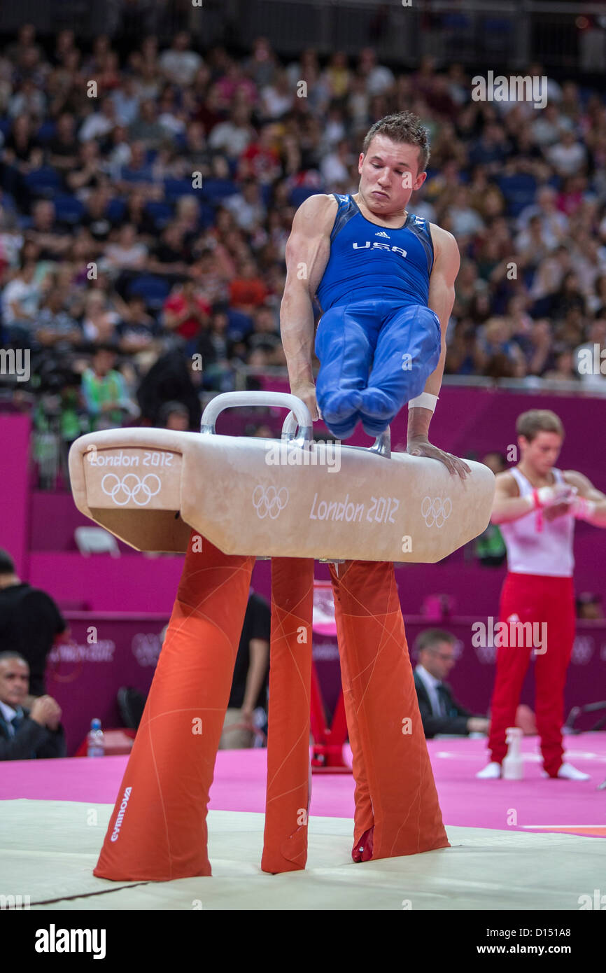 Jonathan Horton (USA) Concorrenti sul cavallo durante gli uomini della squadra di ginnastica a qualificazione olimpica Giochi Estivi Foto Stock