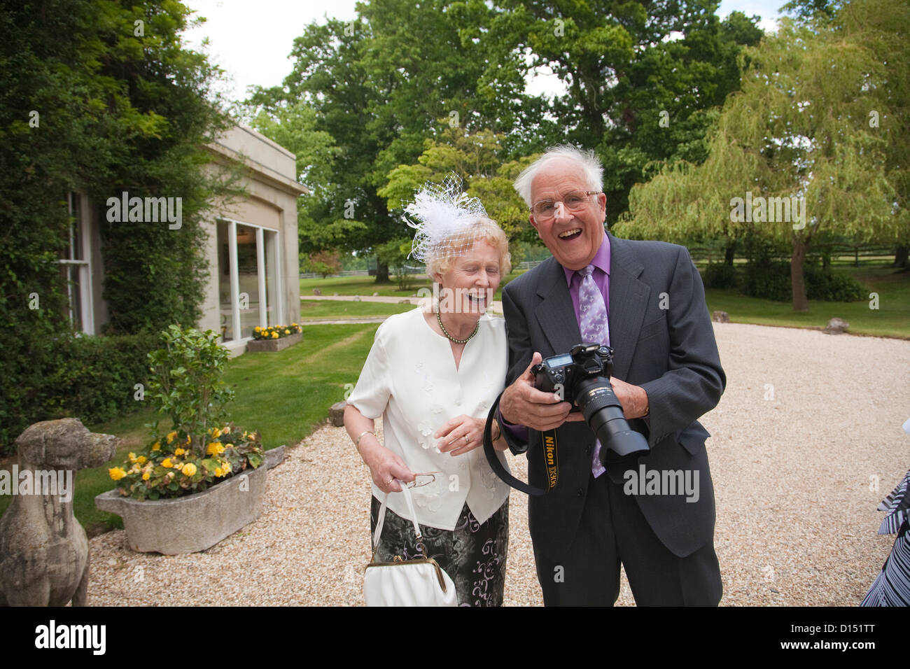 Nonni godendo di una occasione familiare, England, Regno Unito Foto Stock