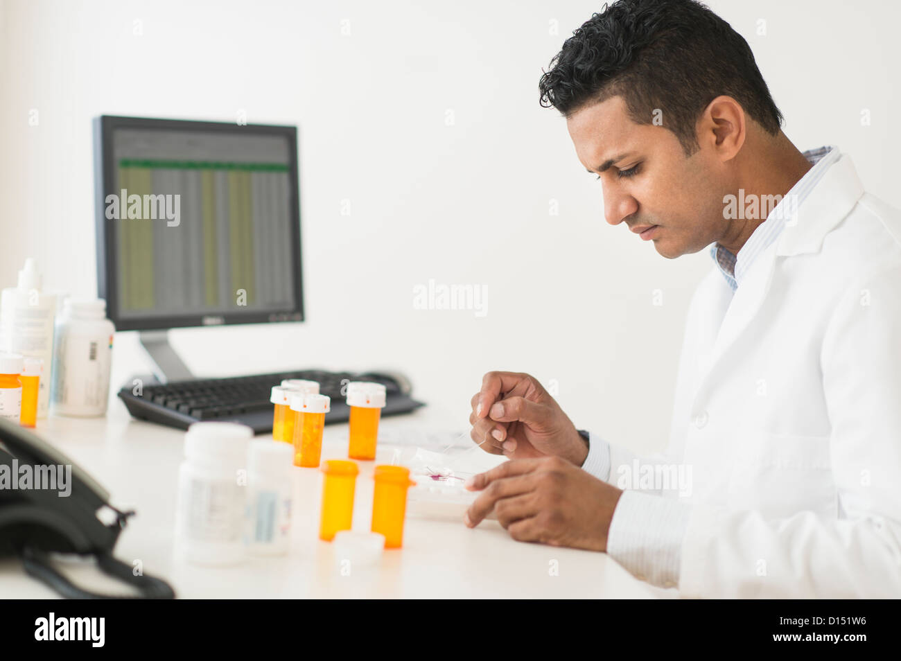 Stati Uniti d'America, New Jersey, Jersey City, il farmacista prepara la medicina di prescrizione Foto Stock