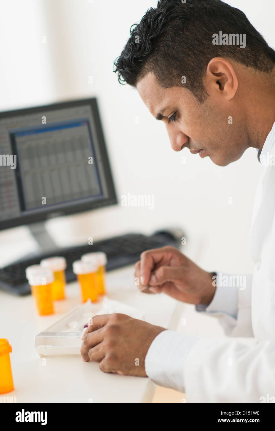Stati Uniti d'America, New Jersey, Jersey City, il farmacista prepara la medicina di prescrizione Foto Stock