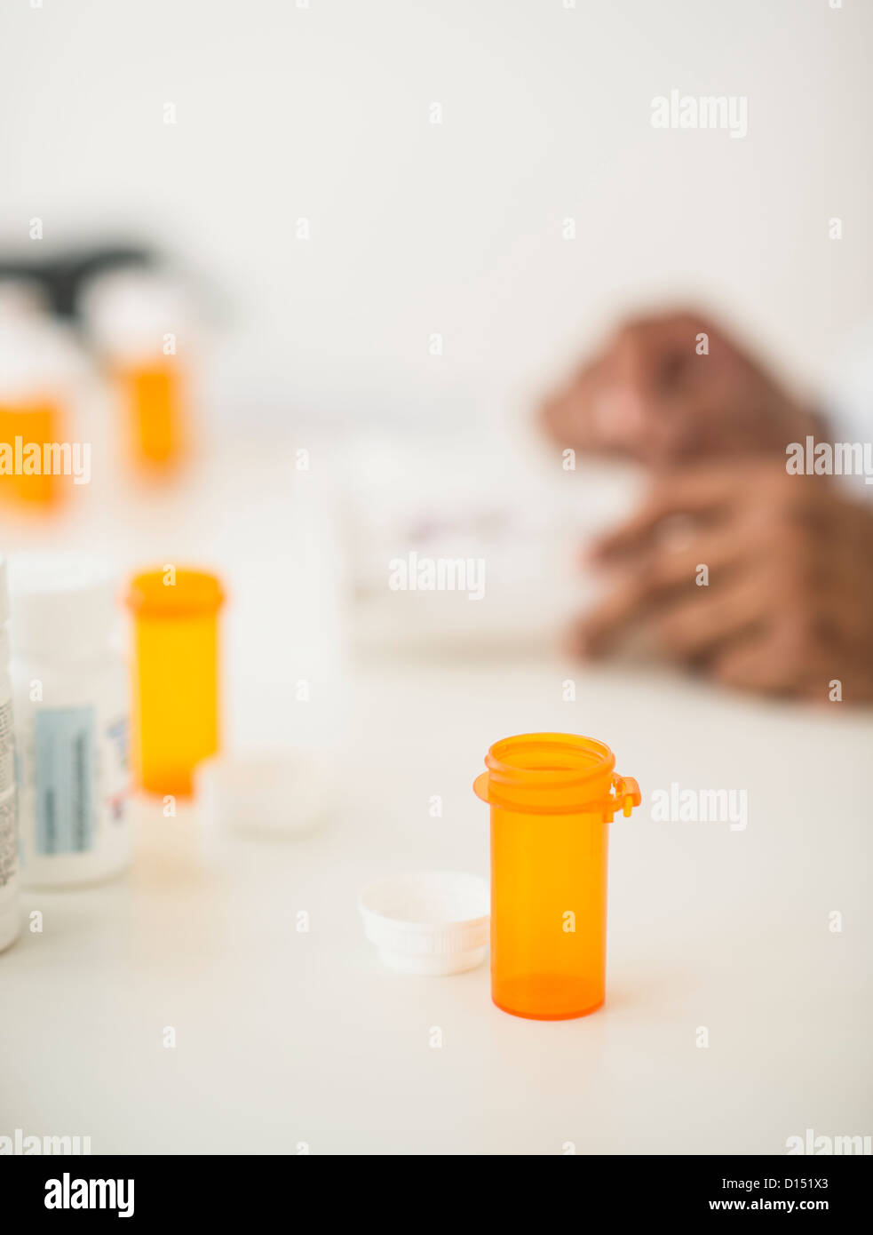 Il farmacista prepara le pillole di prescrizione Foto Stock