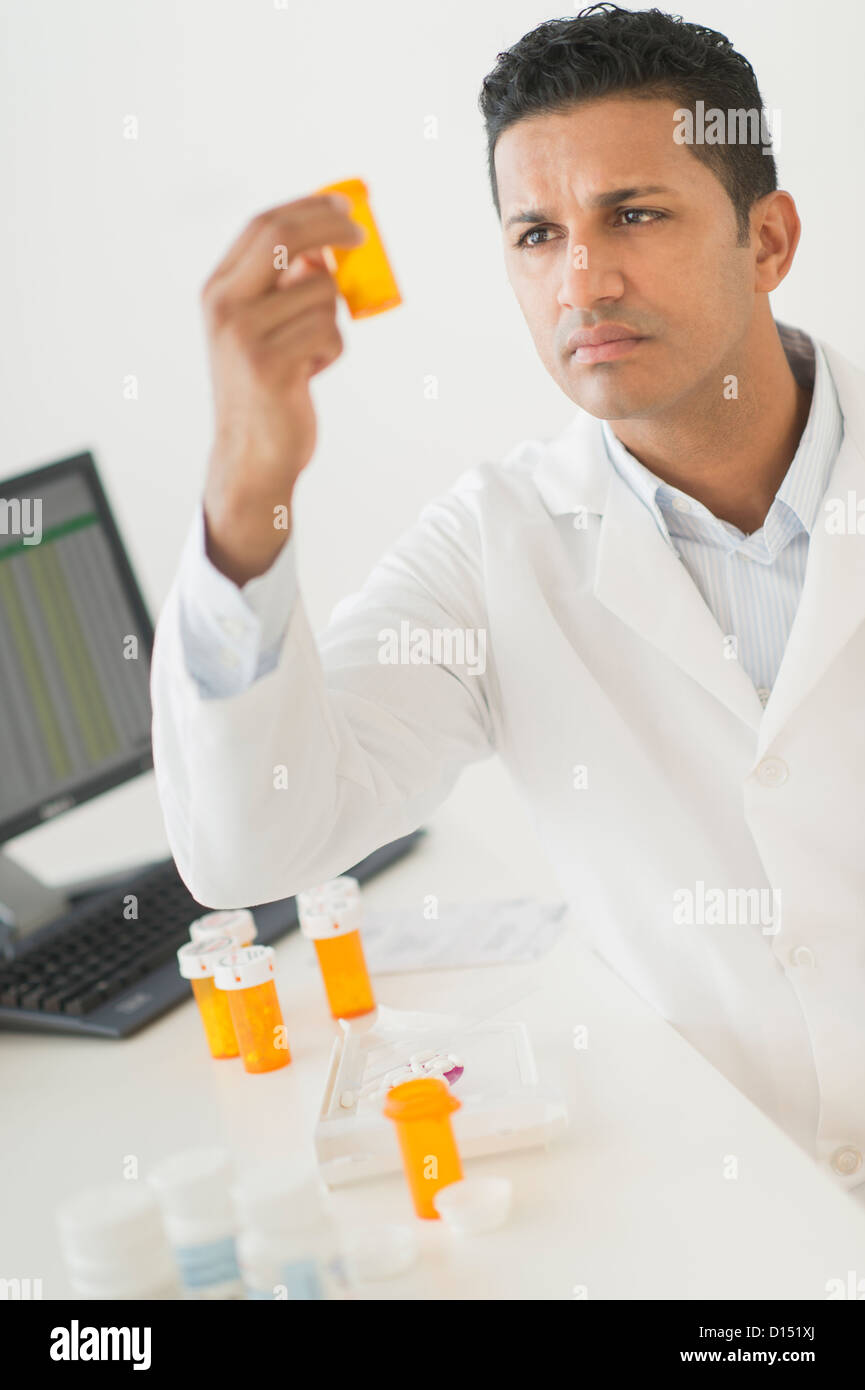 Il farmacista prepara le pillole di prescrizione Foto Stock