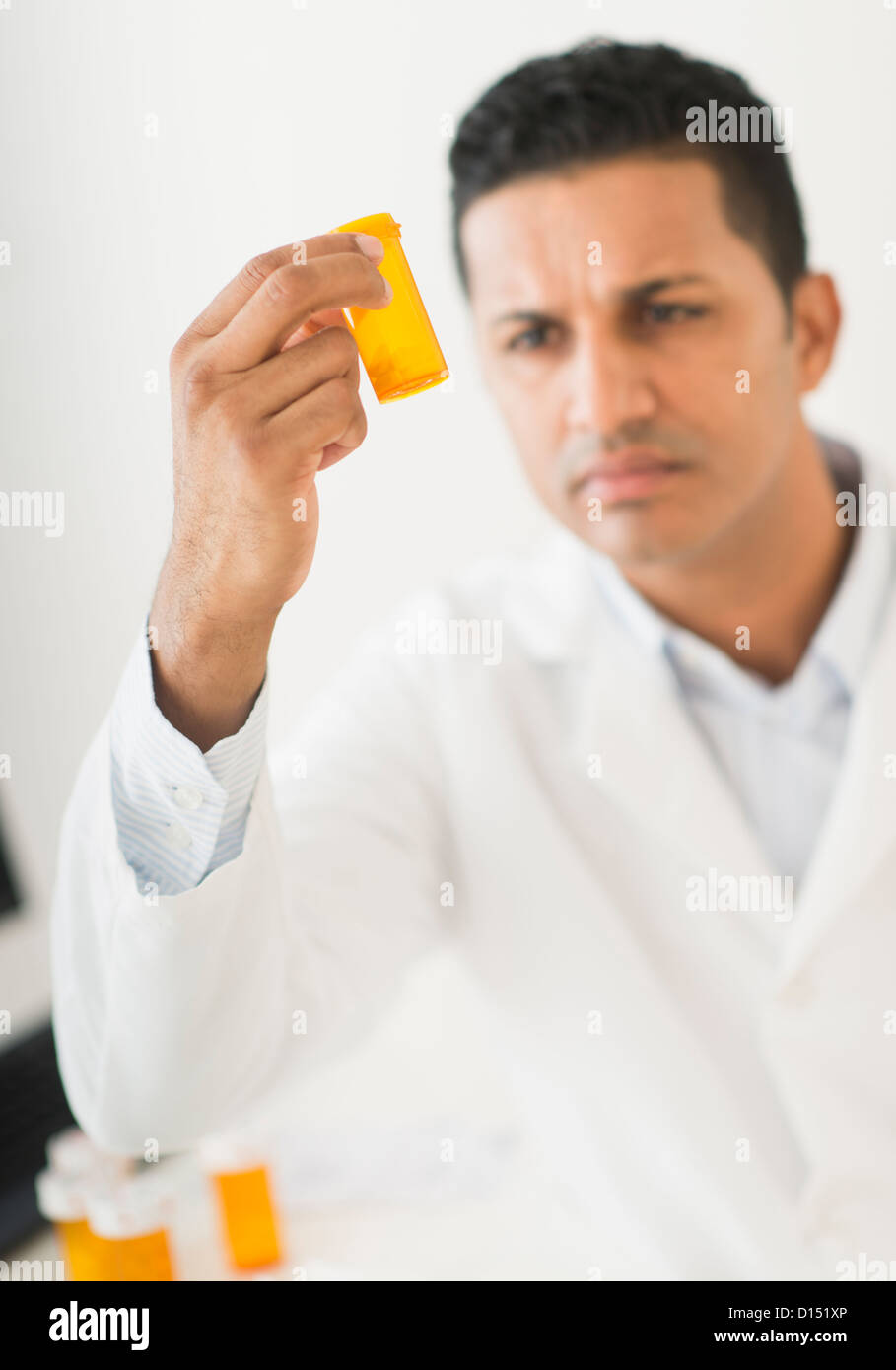 Il farmacista prepara le pillole di prescrizione Foto Stock