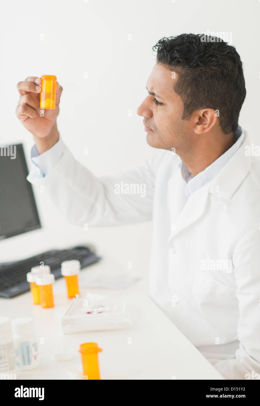 Il farmacista prepara le pillole di prescrizione Foto Stock