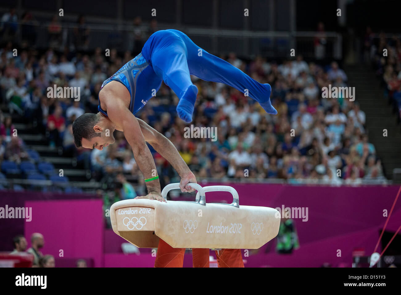 Danell Leyva (USA) Concorrenti sul cavallo durante gli uomini della squadra di ginnastica a qualificazione olimpica Giochi Estivi Foto Stock