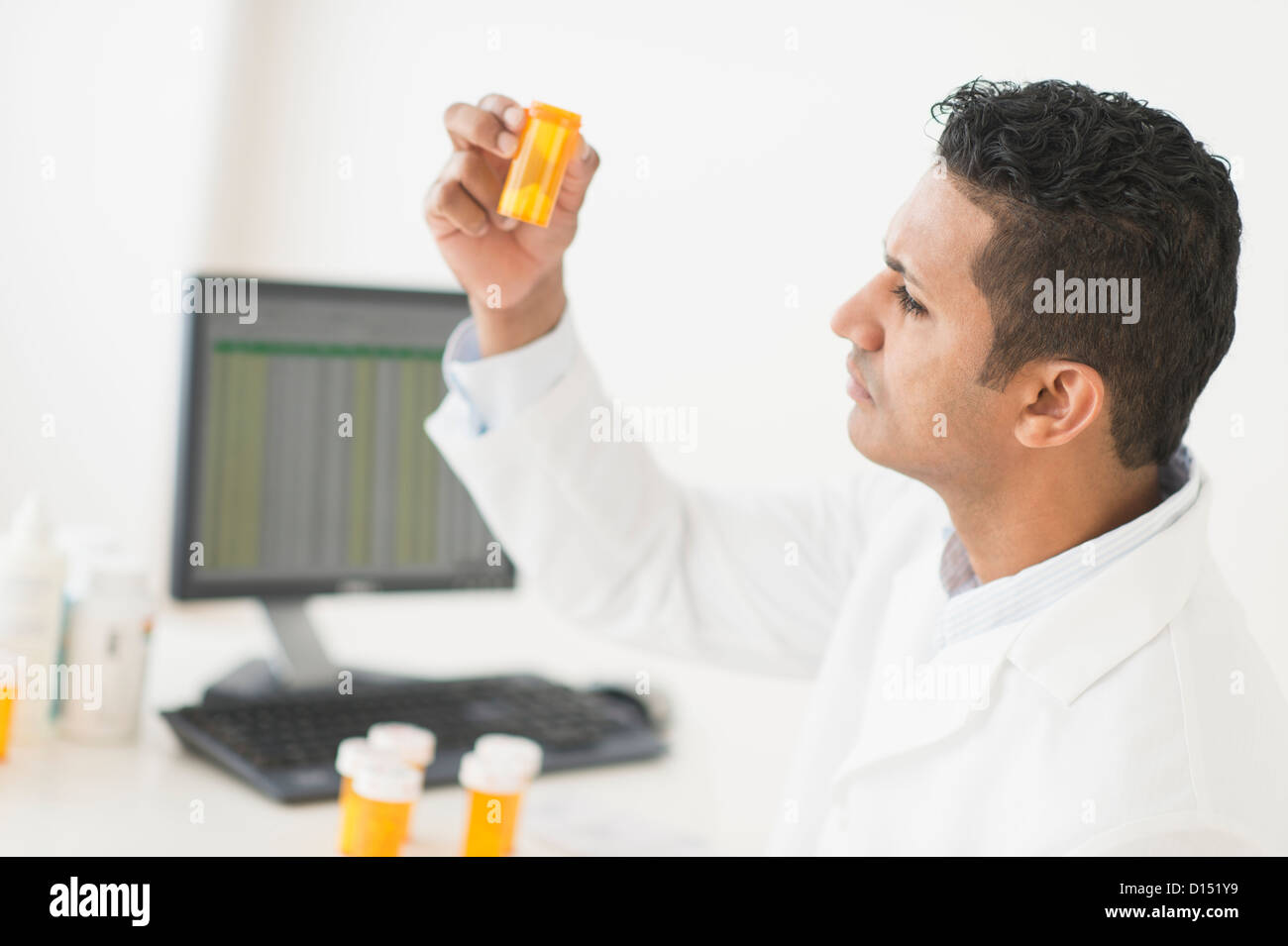 Il farmacista prepara le pillole di prescrizione Foto Stock