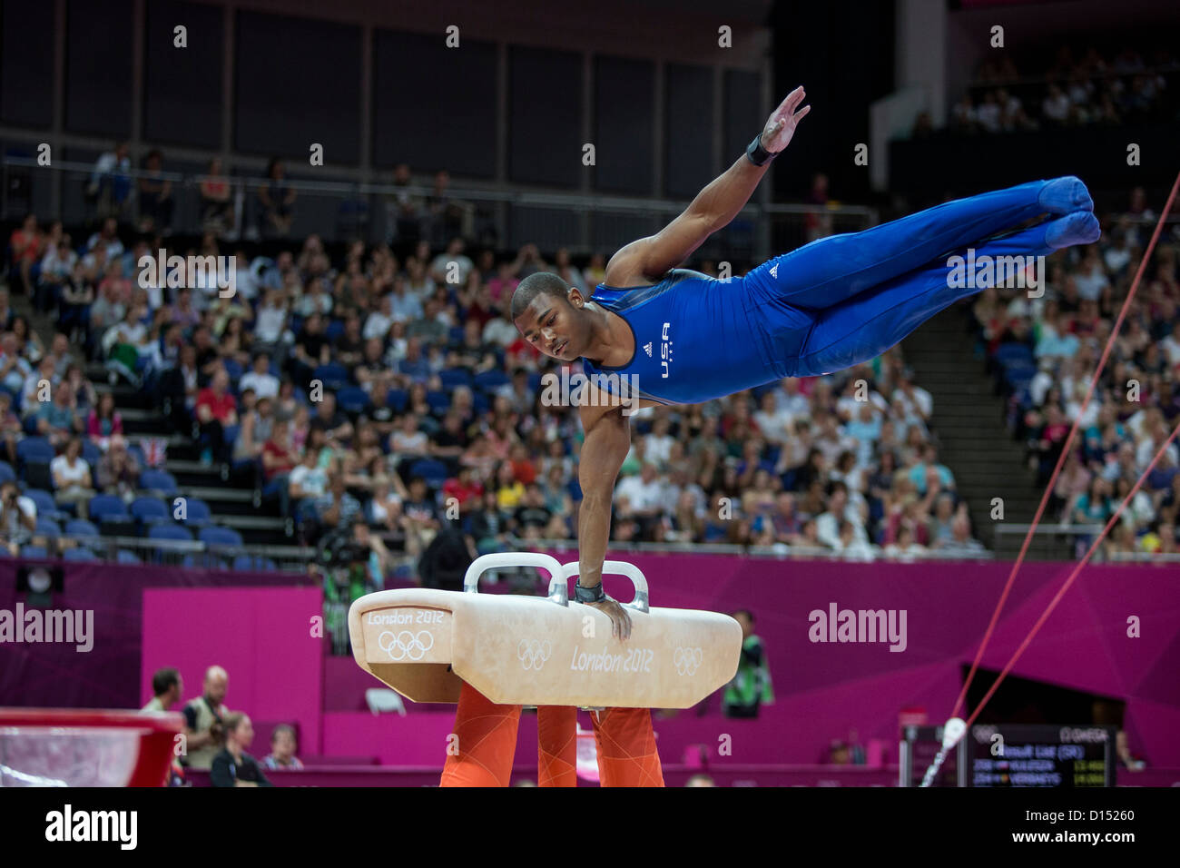 John Orozco (USA) Concorrenti sul cavallo durante gli uomini della squadra di ginnastica a qualificazione olimpica Giochi Estivi Foto Stock