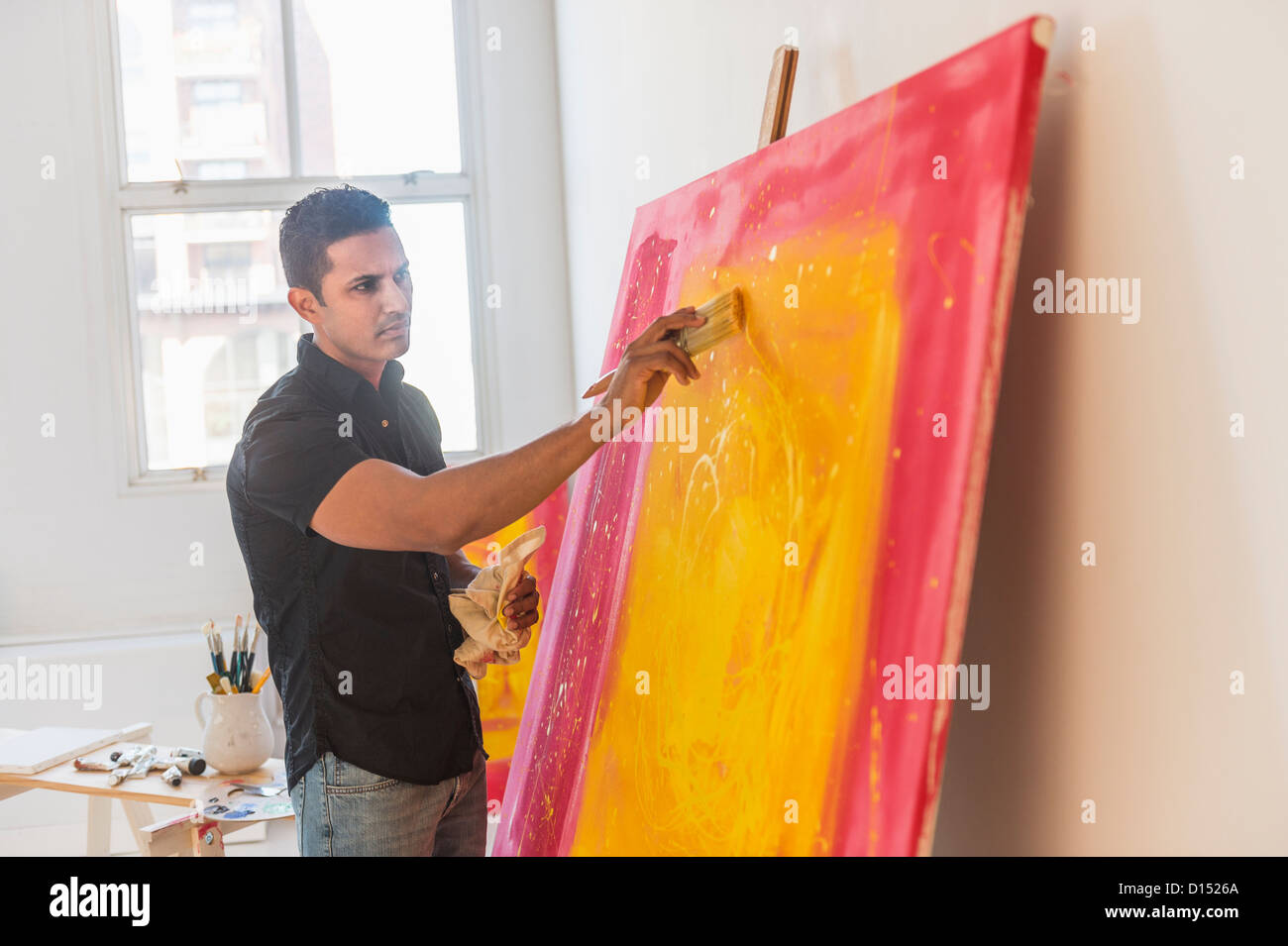 Stati Uniti d'America, New Jersey, Jersey City, uomo pittura in studio Foto Stock