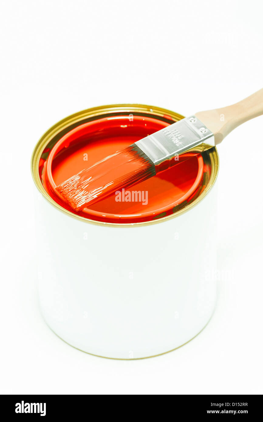 Possibile con olio rosso vernice. Molto superficiale DOF. Isolato su bianco. Foto Stock