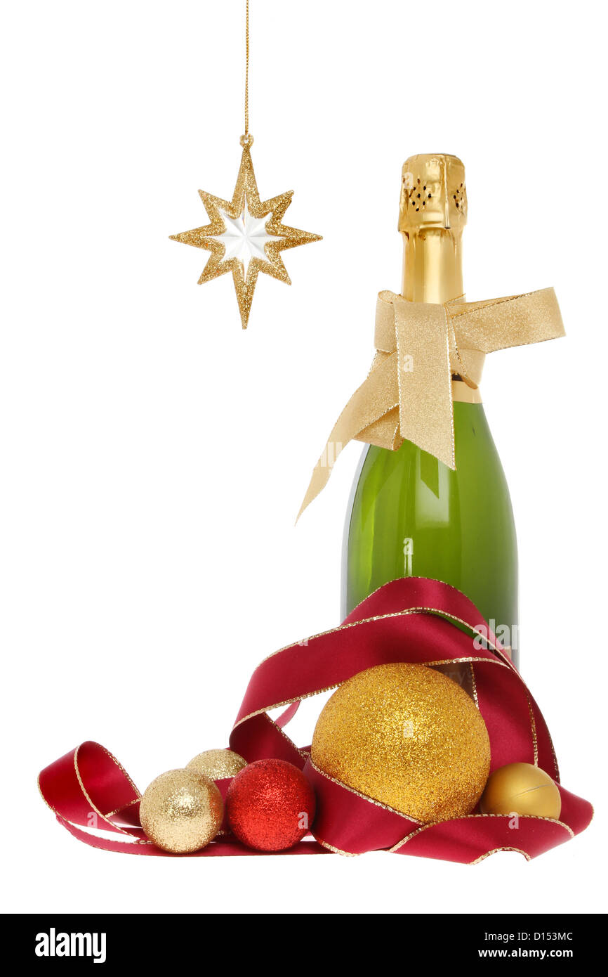 Bottiglia di Champagne con decorazioni di Natale di baubles ribbon e stella d'oro isolata contro bianco Foto Stock