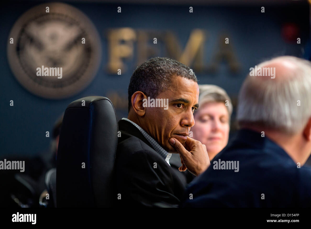 Il Presidente Usa Barack Obama riceve un briefing sulla risposta in corso a uragano Sandy al quartier generale FEMA Novembre 3, 2012 a Washington, DC. Foto Stock