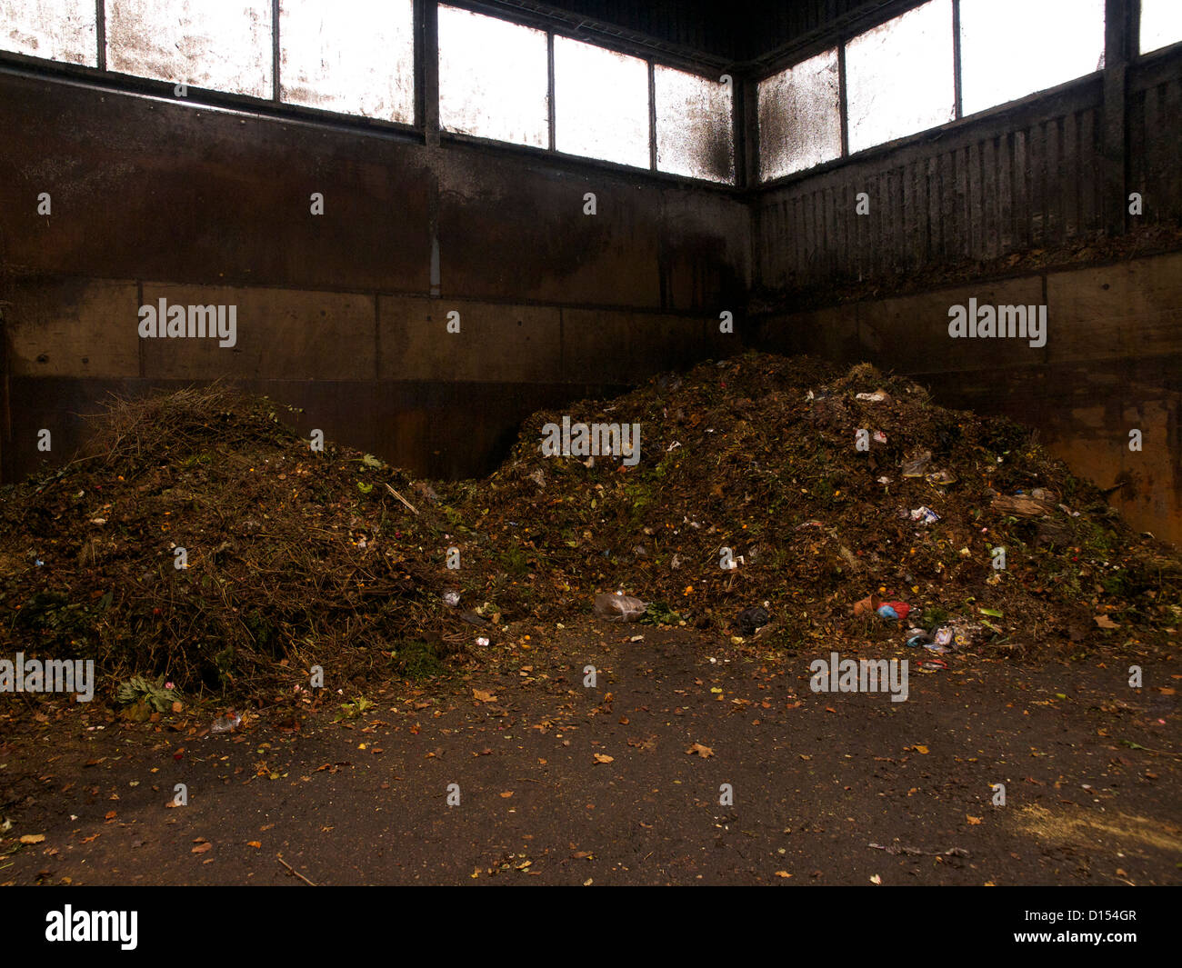 Pila di uso domestico rifiuti biologici contaminati con materiale plastico in impianto di trattamento dei rifiuti in Rijsenhout, Paesi Bassi Foto Stock