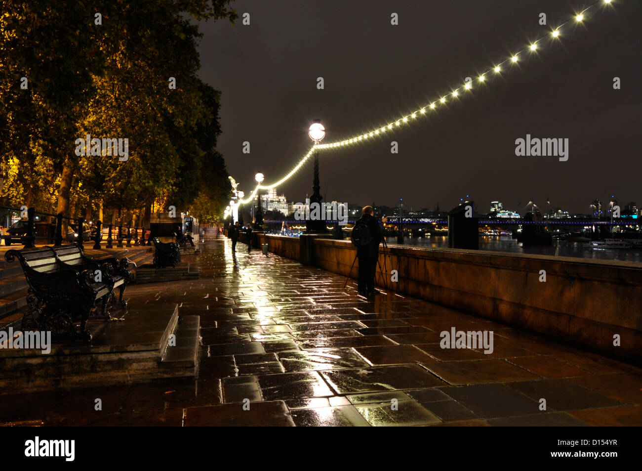 Vista dopo la pioggia lungo la northbank del Tamigi, Londra Foto Stock