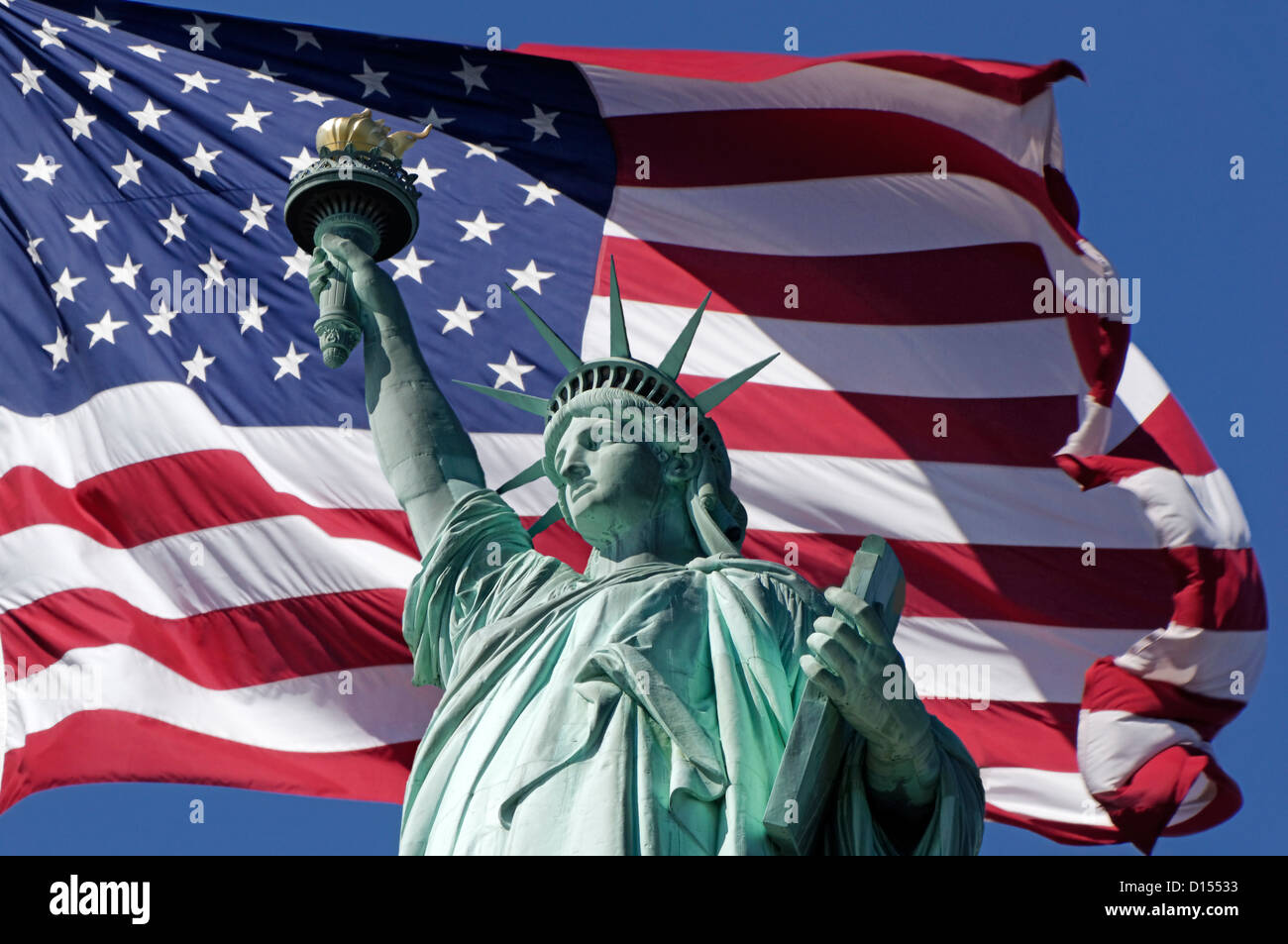 Statua della Libertà, la composizione con bandiera amarican, Liberty Island, New York City, Stati Uniti d'America Foto Stock