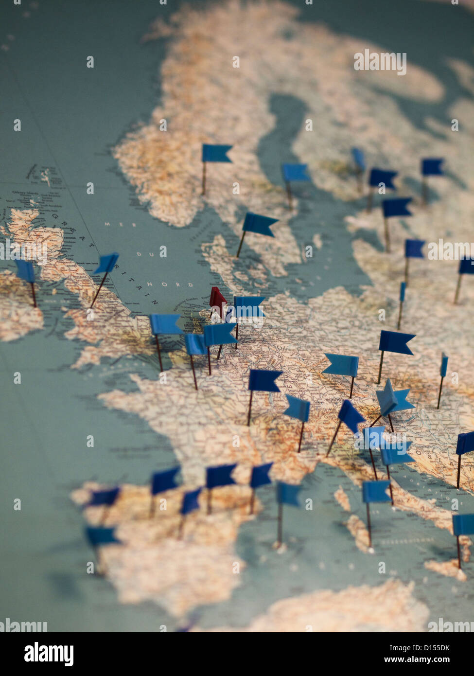 Mappa di Europa occidentale della zona euro con poco bandiera blu perni in vari luoghi Foto Stock
