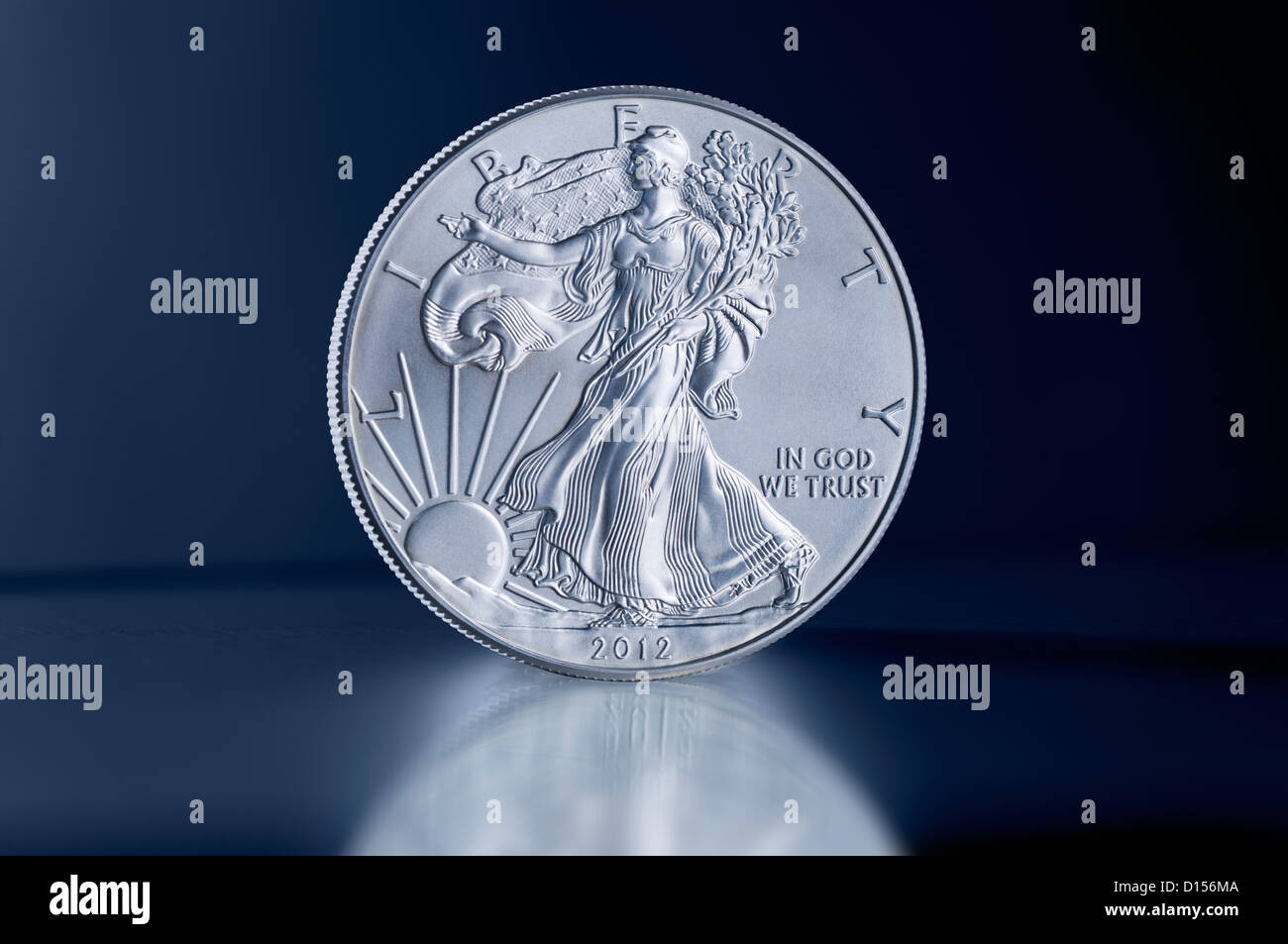 Liberty mezzo dollaro moneta contro sfondo blu scuro Foto Stock