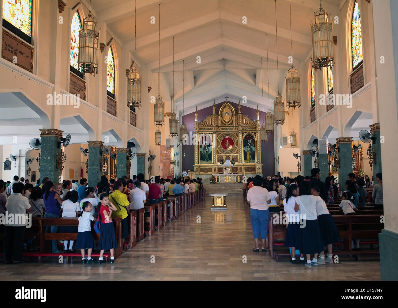 Persone in preghiera nella chiesa cattolica di Tacloban, Leyte. Foto Stock