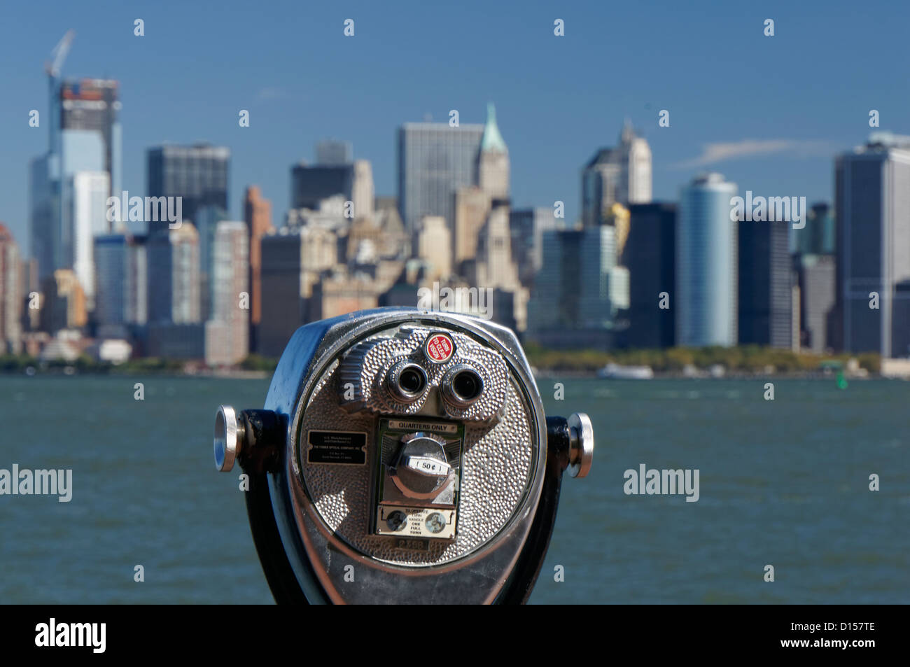A gettone binocolo su Liberty Island verso Skyline di Manhattan, New York Foto Stock