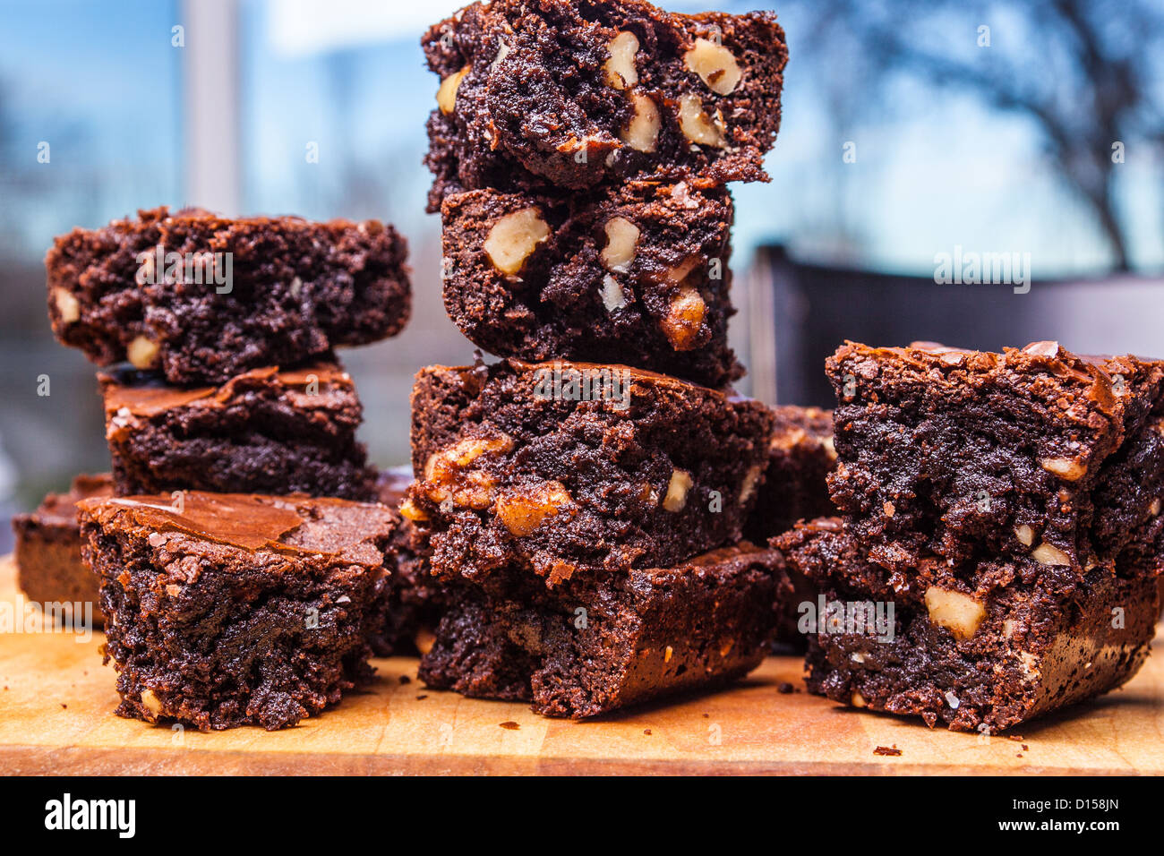 Una pila di pane appena sfornato brownies con noci Foto Stock