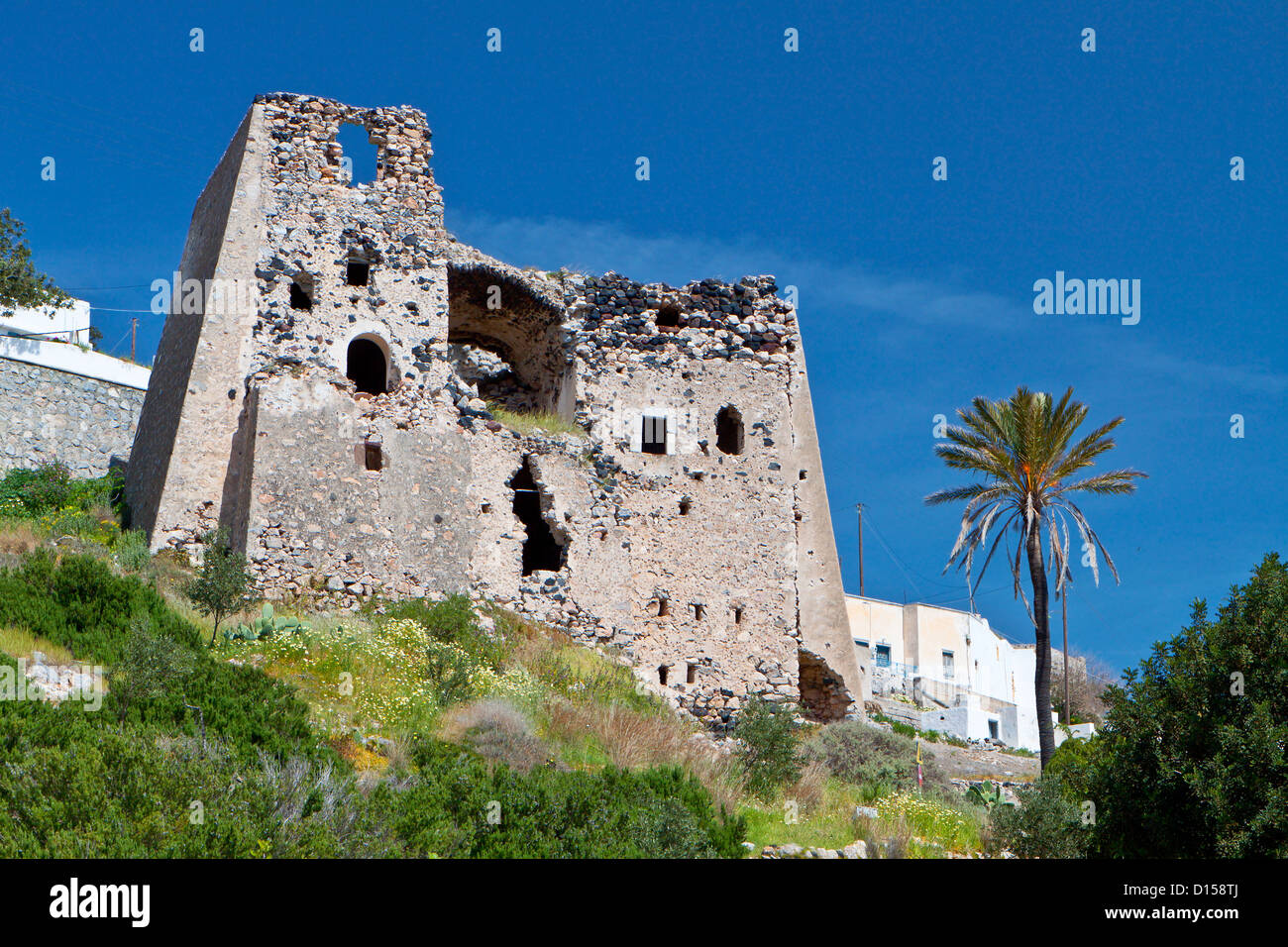 Vecchia torre medievale a villaggio Emporio dell'isola di Santorini in Grecia Foto Stock
