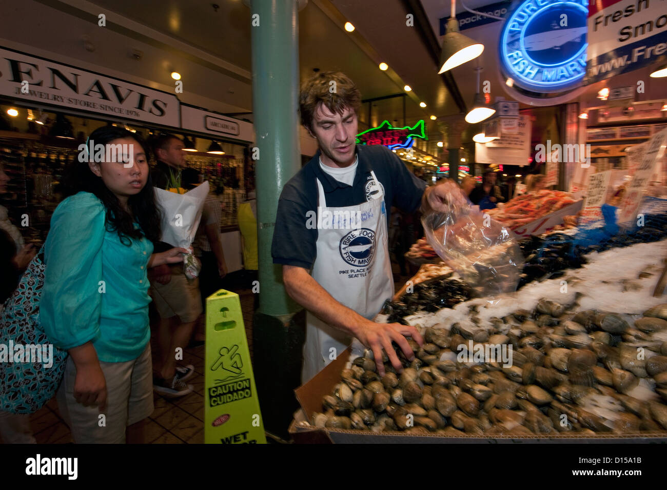 Pescivendoli vendono frutti di mare al Mercato di Pike Place nel centro di Seattle, Washington, Stati Uniti. Foto Stock