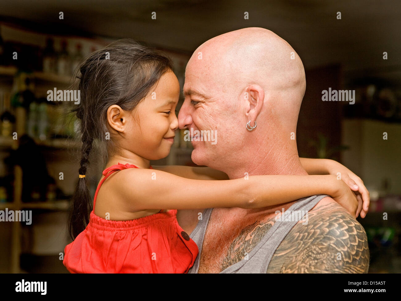 Uomo caucasico naso a naso con un giovane e carina ragazza filippina nelle Filippine. Foto Stock
