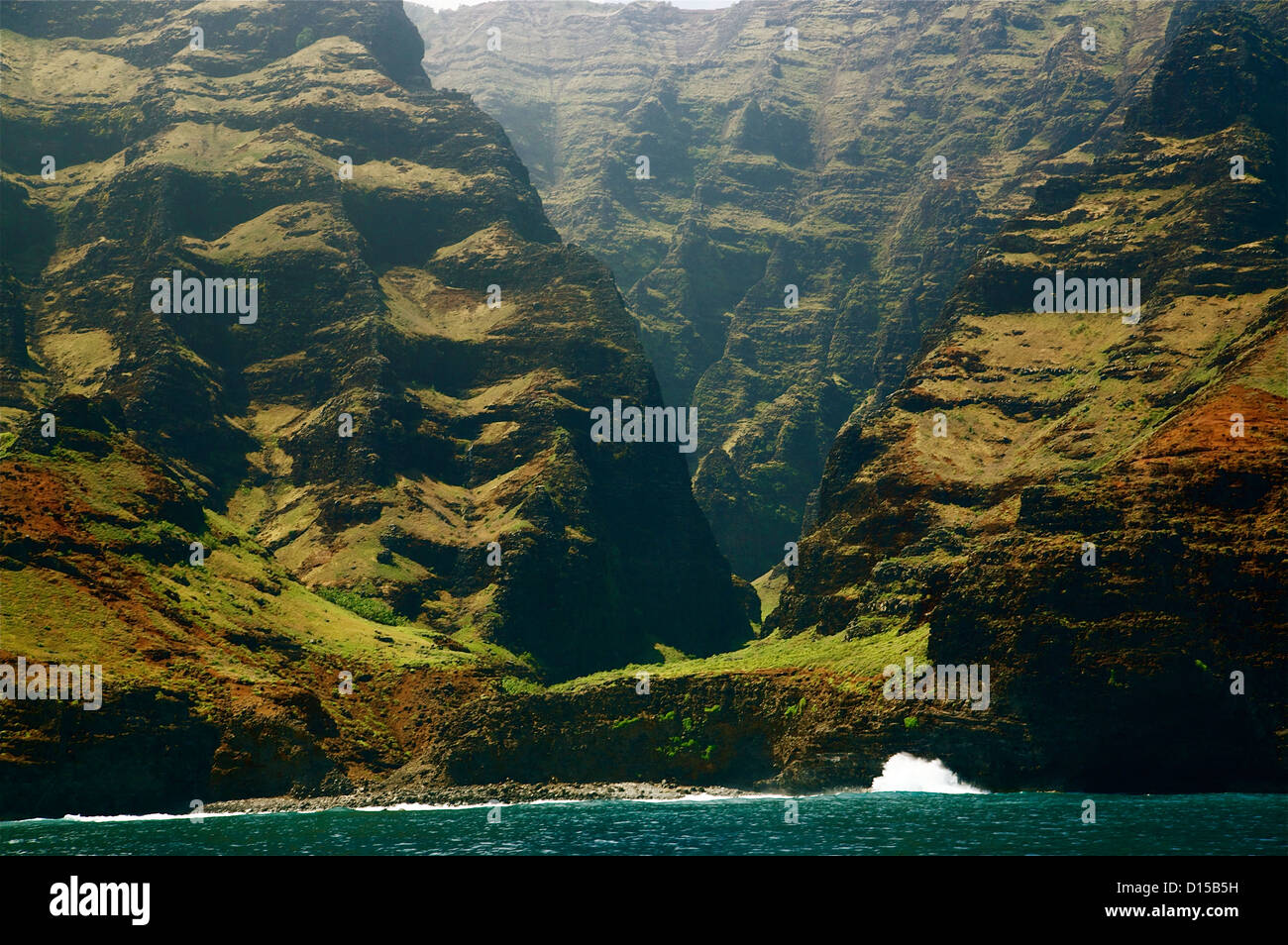 Hawaii, Kauai, Costa di Na Pali, scogliere lungo l'oceano. Foto Stock