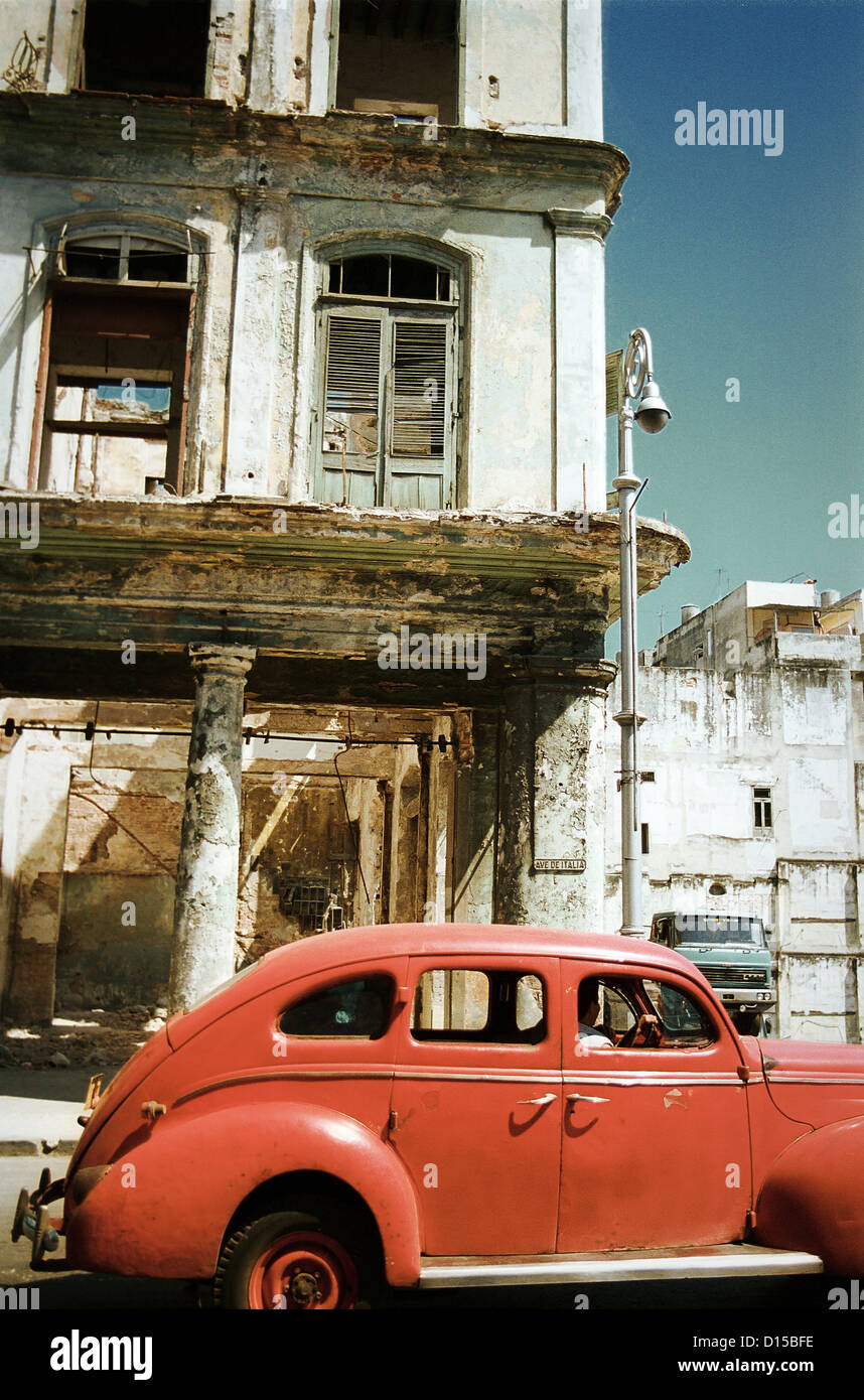 L'Avana, Cuba, rosso Ford Deluxe, costruito nel 1940 Foto Stock