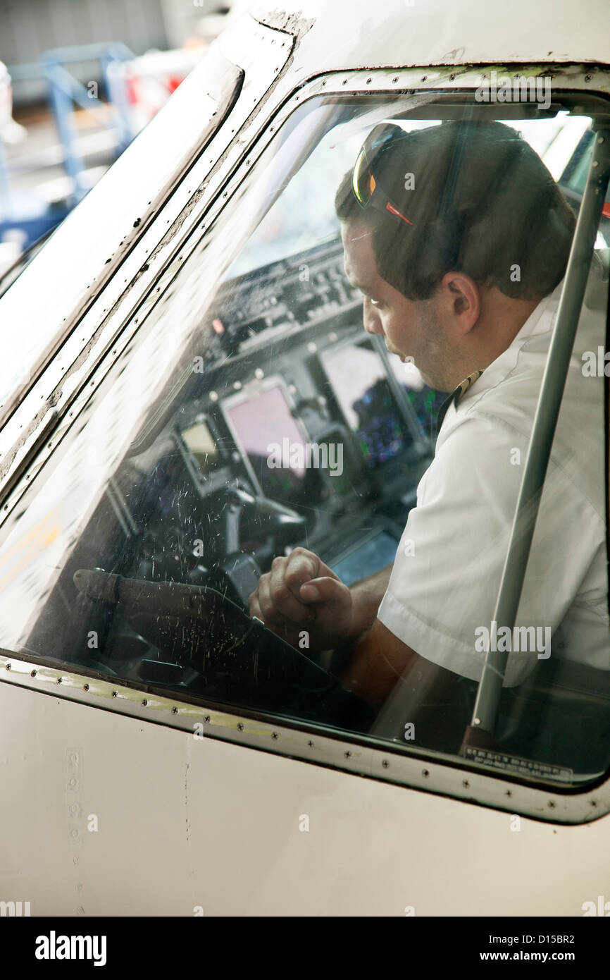 Capitano di Aeromexico Connect aereo fotografato attraverso la finestra del pozzetto prima del volo tra Città del Messico e Huatulco Messico Foto Stock
