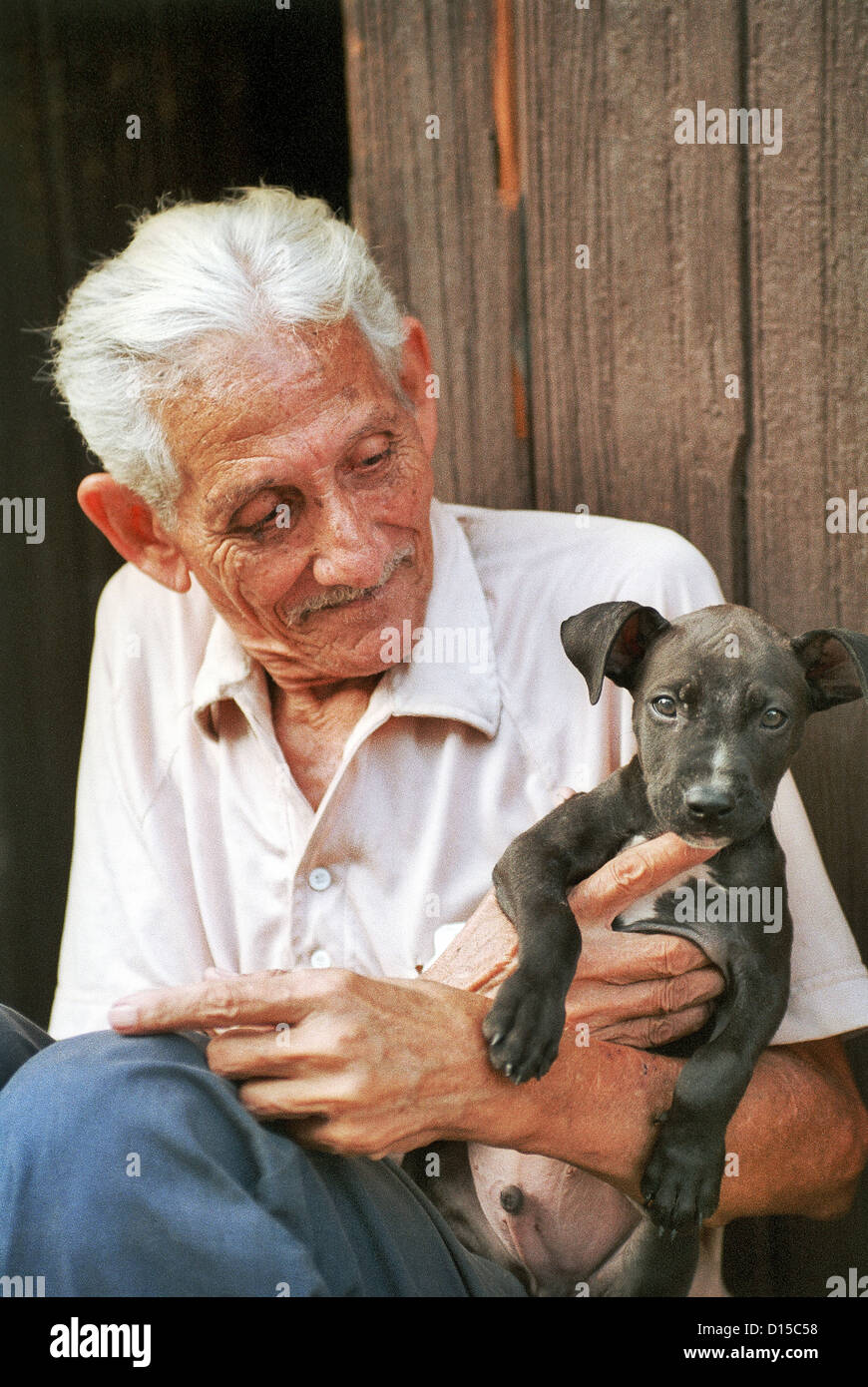 Santiago de Cuba, Cuba, uomo vecchio con il suo cane Foto Stock