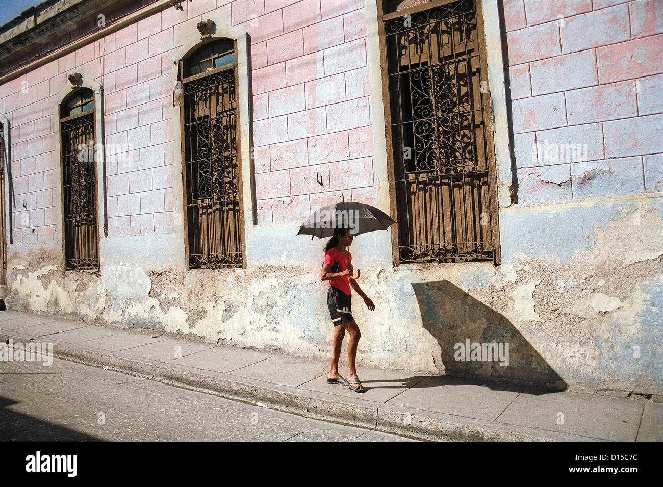 Santiago de Cuba, Cuba, passer con ombra nel sole di mezzogiorno Foto Stock