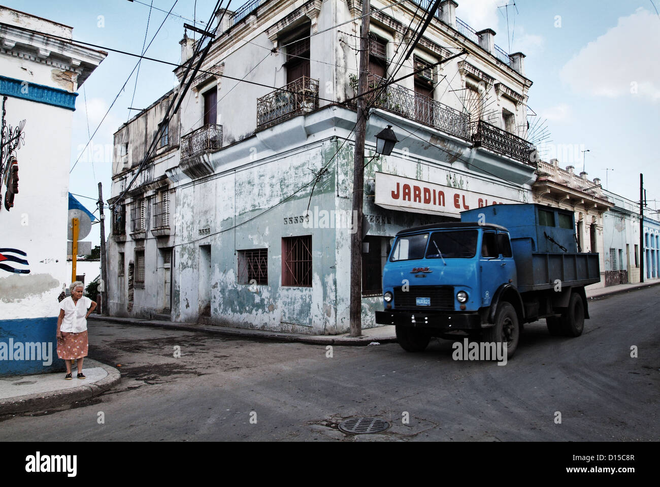 L'Avana, Cuba, blu carrello GMC in corrispondenza di un incrocio stradale Foto Stock