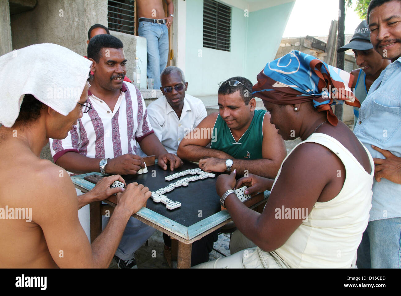 Santiago de Cuba, Cuba, la gente del posto la riproduzione di domino Foto Stock